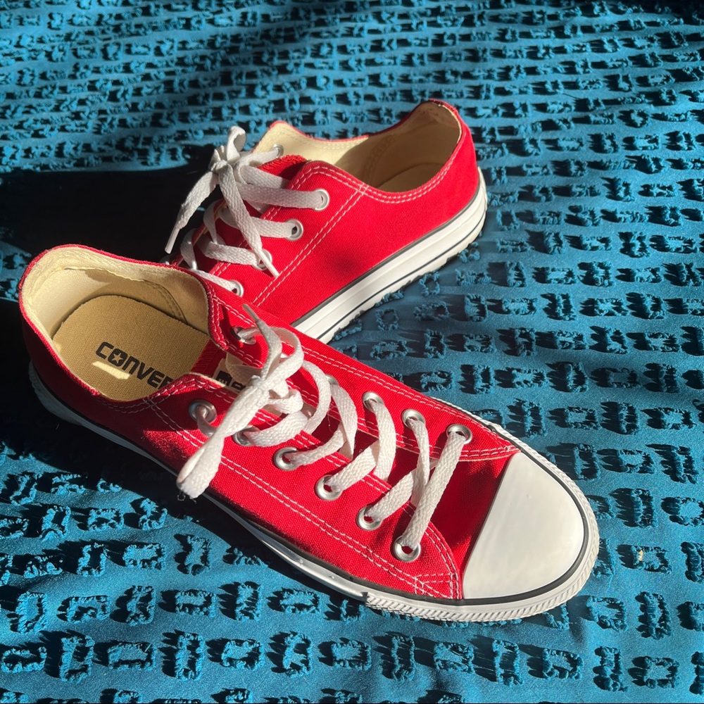 Low rise Converse shoes